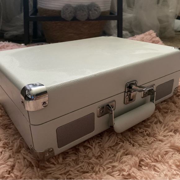 Crosley Cruiser Deluxe Vintage Bluetooth Suitcase Vinyl Record Player - Picture 3 of 5